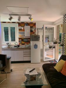 kuchnia i salon z kanapą w obiekcie CLASSIC DRIVER HOME 2 w mieście Royat
