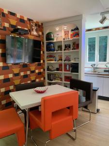 - une cuisine et une salle à manger avec une table et des chaises dans l'établissement CLASSIC DRIVER HOME 2, à Royat