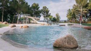 - une piscine avec toboggan dans un parc dans l'établissement Mangia's Pollina Resort, à Cefalù