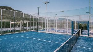 un campo da tennis con rete su un campo da tennis di Mangia's Pollina Resort a Cefalù