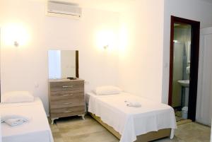 Postel nebo postele na pokoji v ubytování Gumbet Hotel