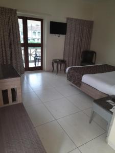Кровать или кровати в номере Nanu Beach Resort & Spa