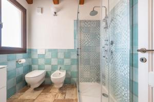 une salle de bain avec toilettes et douche dans l'établissement Mattia House, à Villasimius 18 autres photos