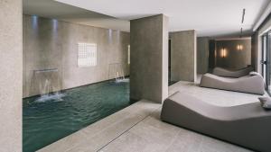 Бассейн в Mangia's Torre Del Barone Resort & SPA или поблизости