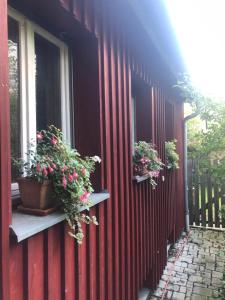 a red fence with two potted plants on a window at Ferien- und Messeappartement Schwaig in Schwaig bei Nürnberg