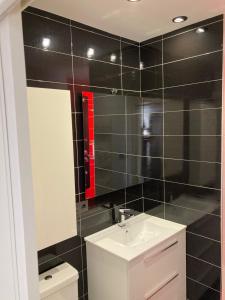 A bathroom at Tunel10