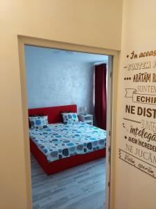 アルバ・ユリアにあるStudio 1 Decembrieのベッドルーム1室(ベッド1台付)、壁に書き物