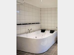 Koupelna v ubytování 6 person holiday home in VISBY