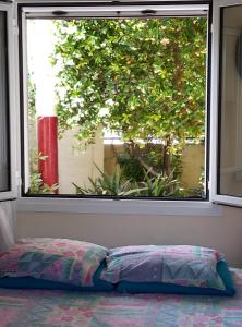 una almohada sentada frente a una ventana en Lefteris BEAUTIFUL AEGINA, en Aegina Town