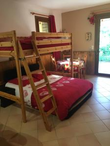 1 dormitorio con 2 literas y mesa en Studio 4 personnes, en Rivière-sur-Tarn