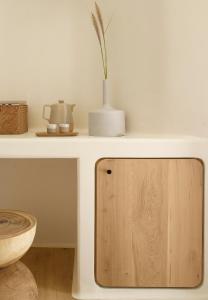 un tavolo bianco con una scatola di legno sopra di White Pebble Suites a Pollonia