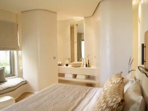 Posteľ alebo postele v izbe v ubytovaní White Pebble Suites