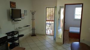 a room with a hallway with a television and a door at Vila Una in Žuljana