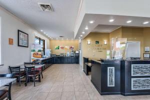 Dapur atau dapur kecil di Quality Inn & Suites Hot Springs - Lake Hamilton
