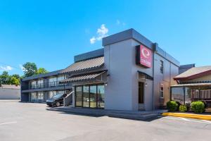 un aparcamiento vacío frente a un edificio en Econo Lodge Gallatin - Metro Nashville, en Gallatin