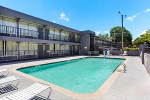 a swimming pool in front of a building at Econo Lodge Gallatin - Metro Nashville in Gallatin