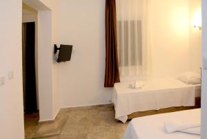 Postel nebo postele na pokoji v ubytování Gumbet Hotel