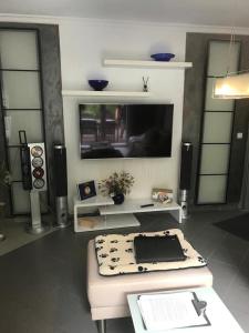 a living room with a tv and a table at Ferienwohnung Villa Wohntraum in Varel