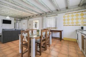 kuchnia i jadalnia ze stołem i krzesłami w obiekcie Villa Ibicenca w mieście Vejer de la Frontera