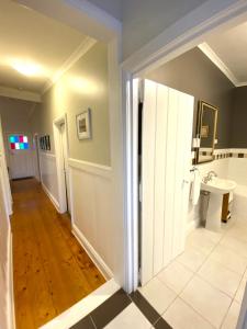 a large bathroom with a sink and a toilet at Loose Leaf Cottage in Kyneton +18 photos