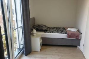 a small bedroom with a bed and a window at Ferienhaus mit Terrasse - Wallbox in Bad Oeynhausen