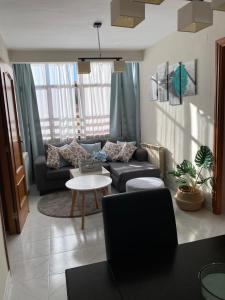 sala de estar con sofá y mesa en los pisitos de El Barraco 2, en El Barraco