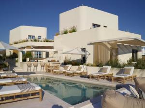 Bazén v ubytování White Pebble Suites nebo v jeho okolí