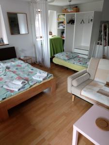 ein Wohnzimmer mit 2 Betten und einem Sofa in der Unterkunft Kräuter-Heidi in Schwielowsee