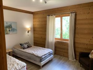 Cama o camas de una habitación en Le Chalet dans les Etoiles