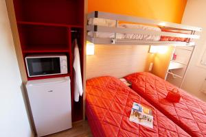 Isle-AumontにあるPremiere Classe Troyes Sud - Parc St Thibaultの小さなベッドルーム(二段ベッド1組、冷蔵庫付)が備わります。