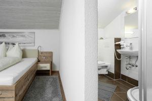 Koupelna v ubytování Pension Berggeist + 41 fotografií