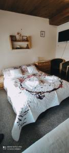 A bed or beds in a room at Pension Bílý Hořec