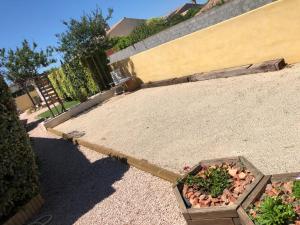 een tuin met een doos bloemen op de grond bij Le Claouraous calme in Canet