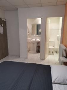 Bilik mandi di Carry Hotel