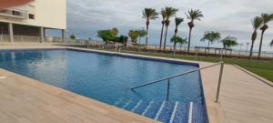 Fotografia z galérie ubytovania Apartamento en primera línea de mar con piscina v destinácii Cubelles