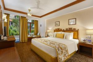 Postel nebo postele na pokoji v ubytování The Naini Retreat, Nainital by Leisure Hotels
