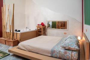 - une chambre avec un lit et une baignoire dans l'établissement CASA ZEN, à Montesano Salentino