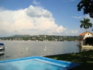 a swimming pool in the middle of a body of water at Hotel Los Angeles in Tequesquitengo