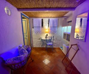 a room with a chair and a table in a room at Vign'Alva in Castelsardo