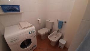 La salle de bains est pourvue d'un lave-linge et de toilettes. dans l'établissement La Finestra su Stintino 2, à Stintino 11 autres photos