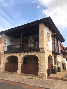 ein Gebäude mit Balkon darüber in der Unterkunft Casa el Elefante Blanco in Cabárceno