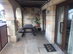 a patio with a picnic table on a building at Casa el Elefante blanco in Cabarceno
