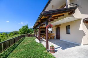 Blick auf ein Haus mit Terrasse und Gras in der Unterkunft Apartmani Petra, Tea i Joža in Krapina