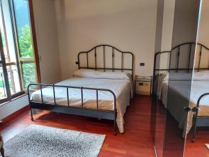Tempat tidur dalam kamar di Locanda del Brinsc