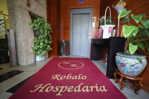 un tapis rouge de bienvenue avec le nom de koeloria apostoria dans l'établissement Hospedaria Robalo, à Sabugal