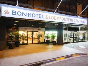 un bâtiment avec un panneau indiquant bon hotel bloit informant central dans l'établissement BON Hotel Bloemfontein Central, à Bloemfontein