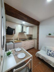 cocina con mesa y sofá en una habitación en Hostal Canalejas en Cádiz