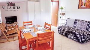 una sala de estar con una mesa y un sofá en Villa Rita - Casa Vista Mare - Vasto Punta Penna, en Vasto
