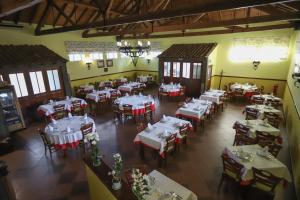 Um restaurante ou outro lugar para comer em Hospedaria Robalo