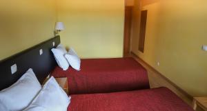 Uma cama ou camas num quarto em Hospedaria Robalo